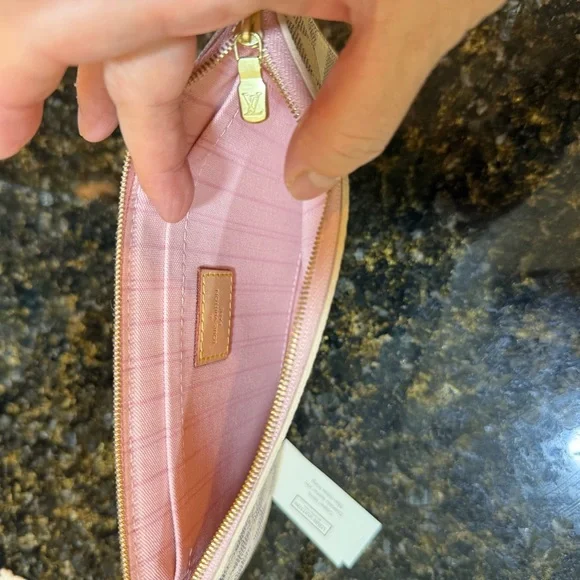 Louis Vuitton White and Gray Checkered Wristlet - Picture 5 of 8